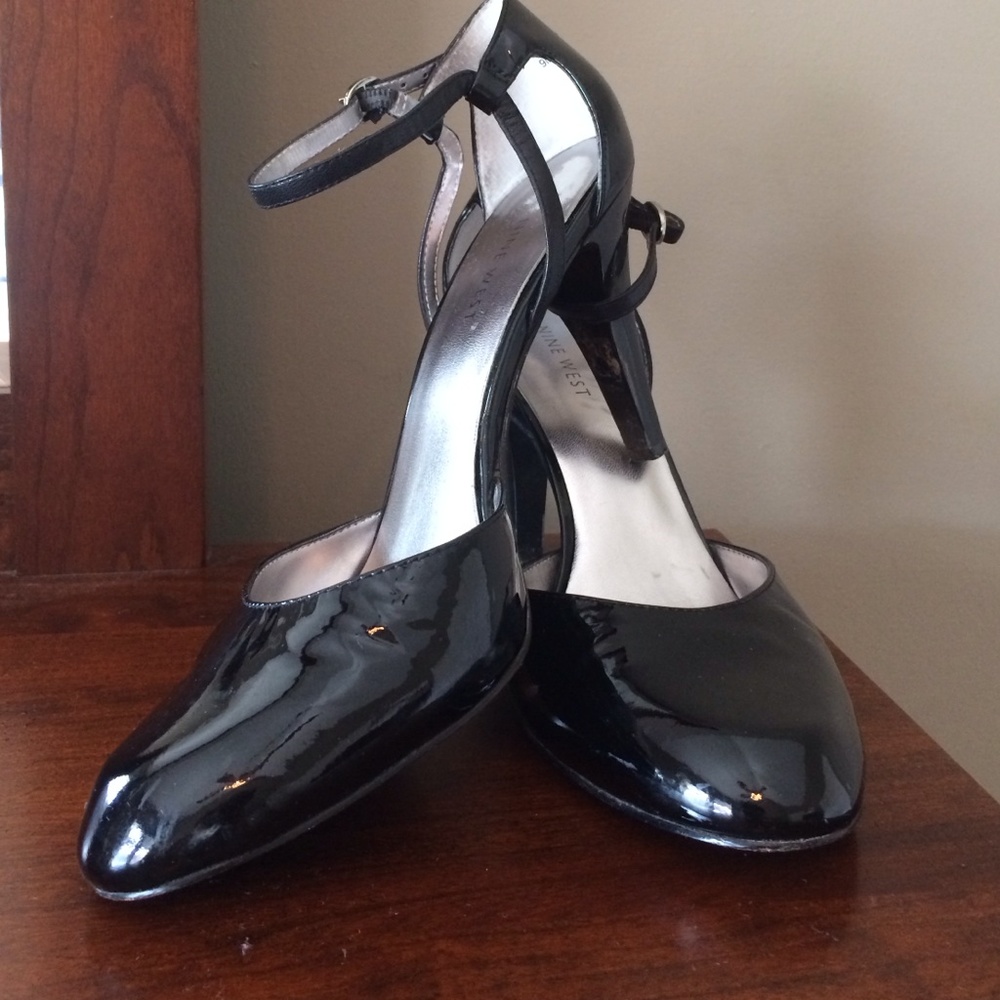 - Rounded toe patten leather shoes